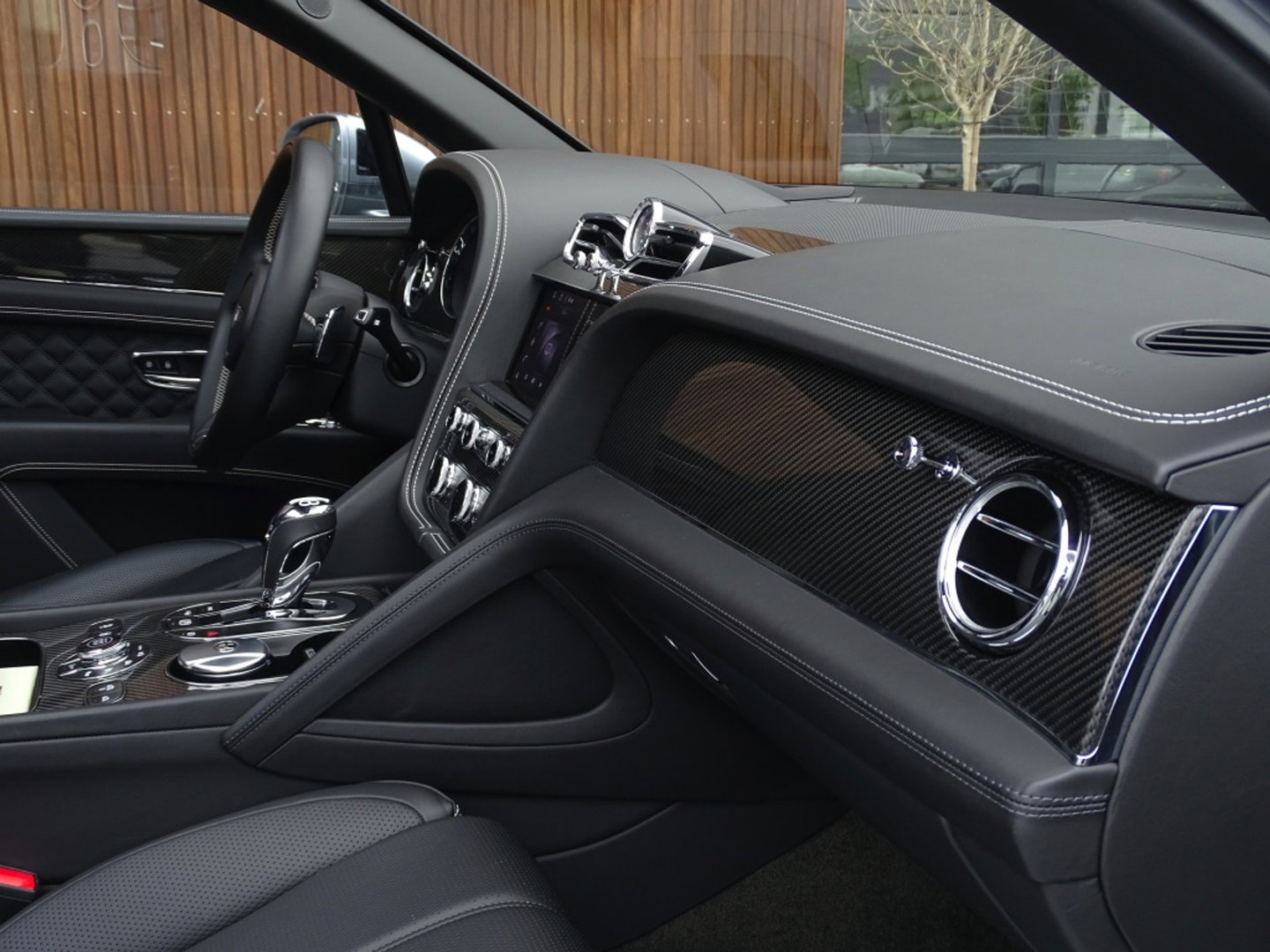 Bentley Bentayga 4.0 V8 550PK TwinTurbo / NAIM / diamanten / carbon / 22'' black