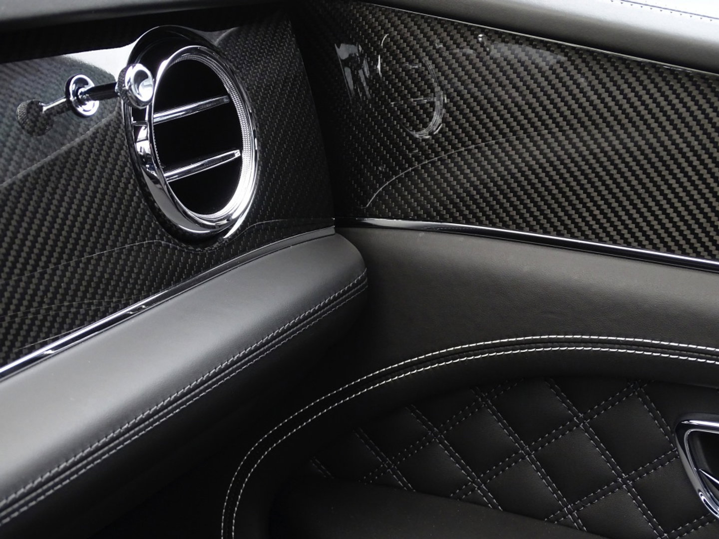 Bentley Bentayga 4.0 V8 550PK TwinTurbo / NAIM / diamanten / carbon / 22'' black