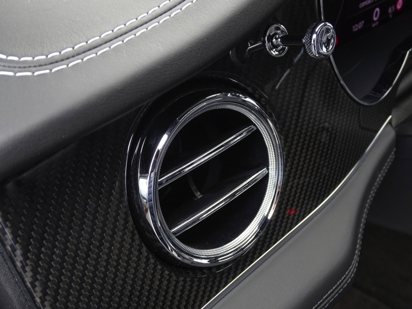 Bentley Bentayga 4.0 V8 550PK TwinTurbo / NAIM / diamanten / carbon / 22'' black