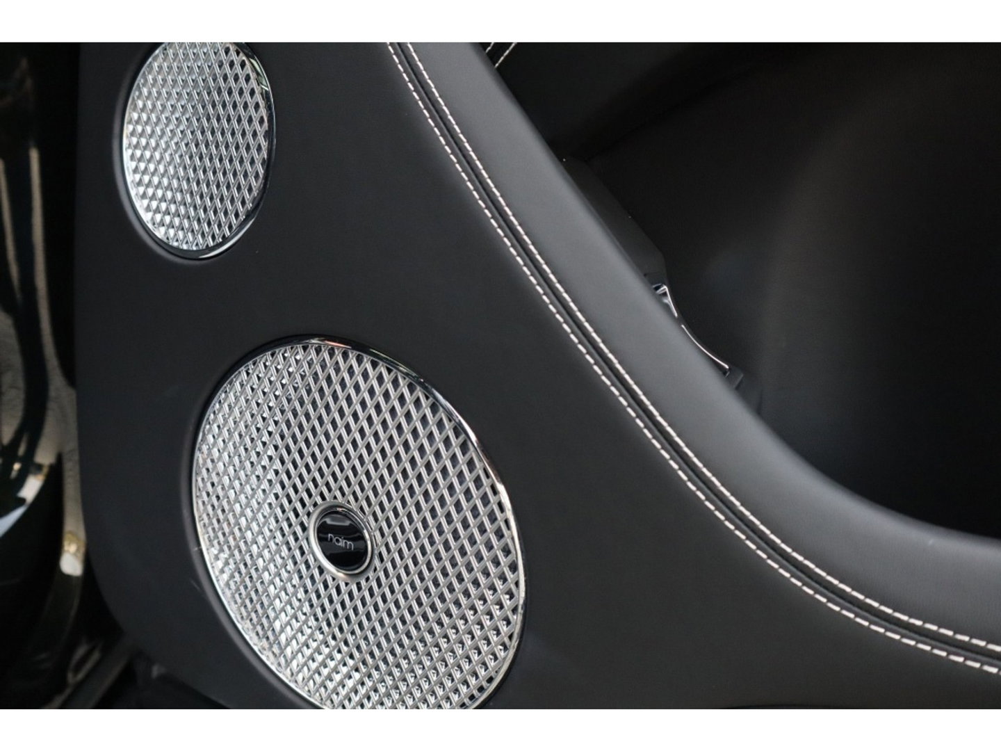 Bentley Bentayga 4.0 V8 550PK TwinTurbo / NAIM / diamanten / carbon / 22'' black