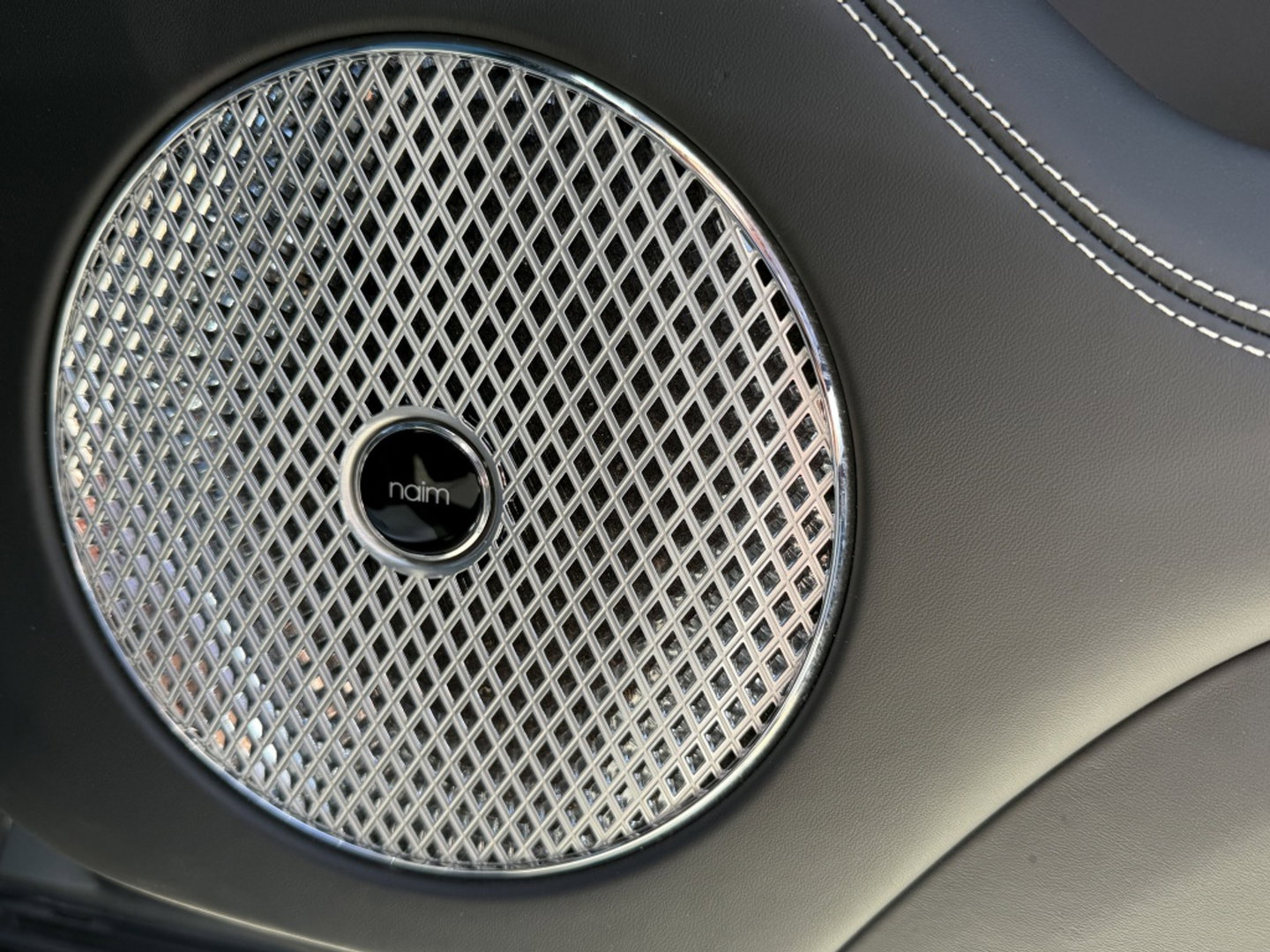 Bentley Bentayga 4.0 V8 550PK TwinTurbo / NAIM / diamanten / carbon / 22'' black