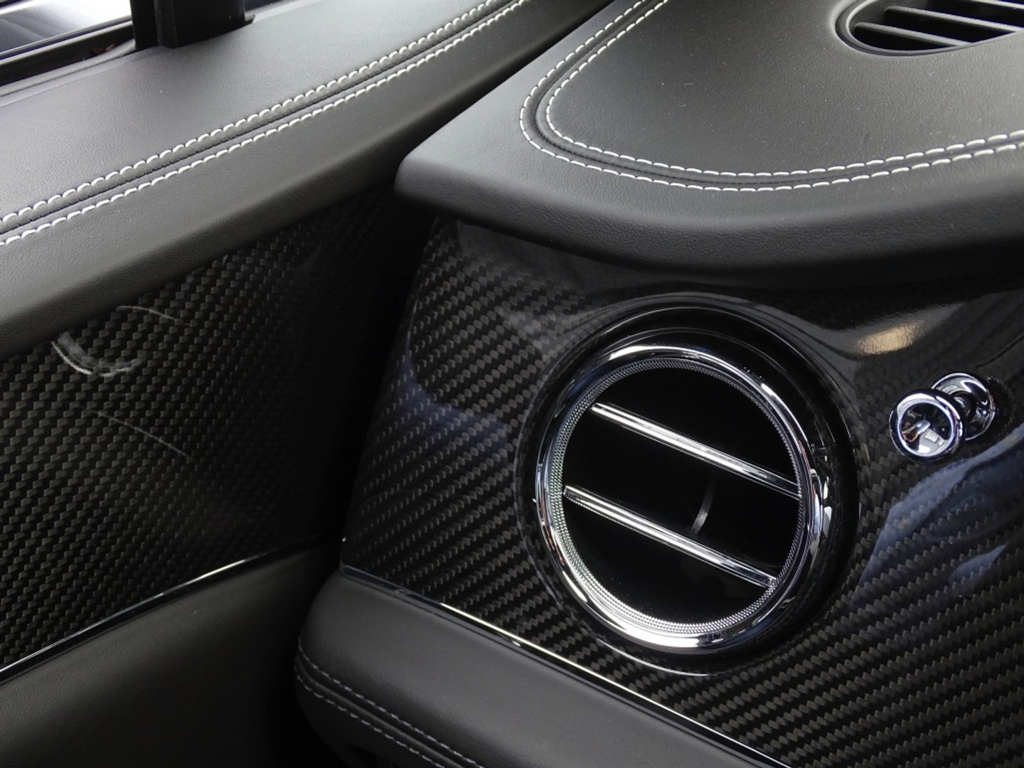 Bentley Bentayga 4.0 V8 550PK TwinTurbo / NAIM / diamanten / carbon / 22'' black