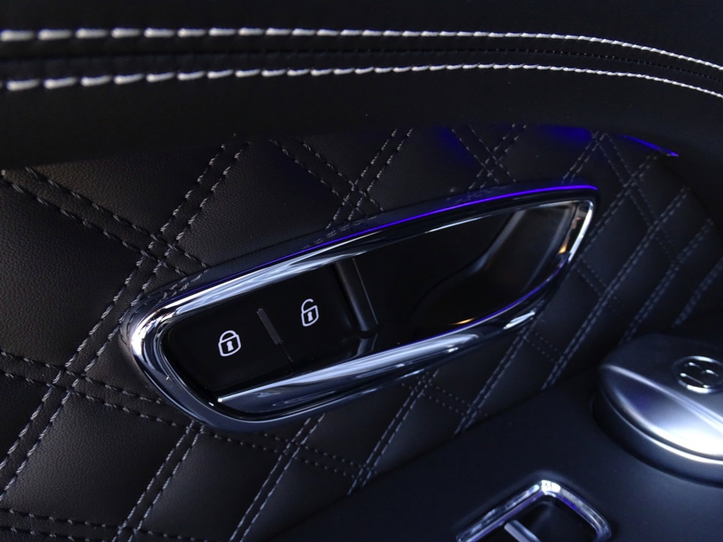 Bentley Bentayga 4.0 V8 550PK TwinTurbo / NAIM / diamanten / carbon / 22'' black