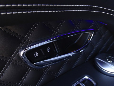 Bentley Bentayga 4.0 V8 550PK TwinTurbo / NAIM / diamanten / carbon / 22'' black