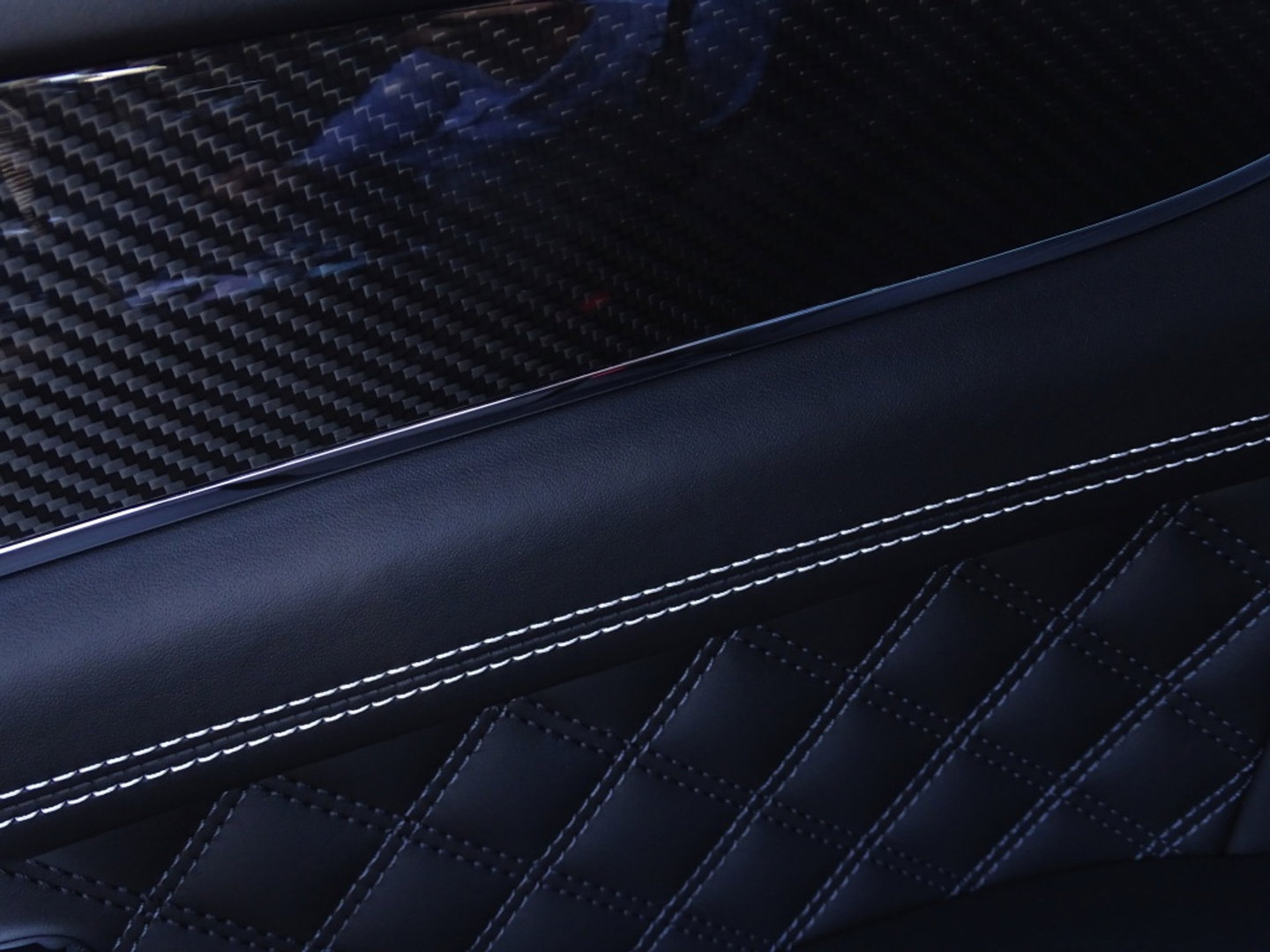 Bentley Bentayga 4.0 V8 550PK TwinTurbo / NAIM / diamanten / carbon / 22'' black