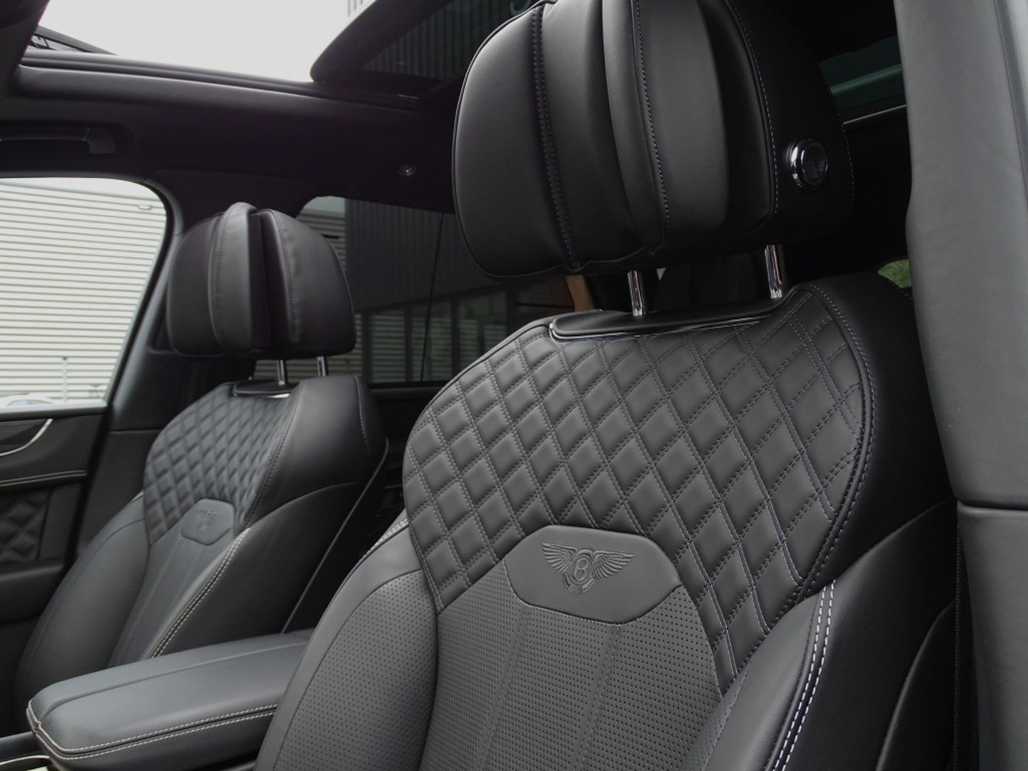 Bentley Bentayga 4.0 V8 550PK TwinTurbo / NAIM / diamanten / carbon / 22'' black