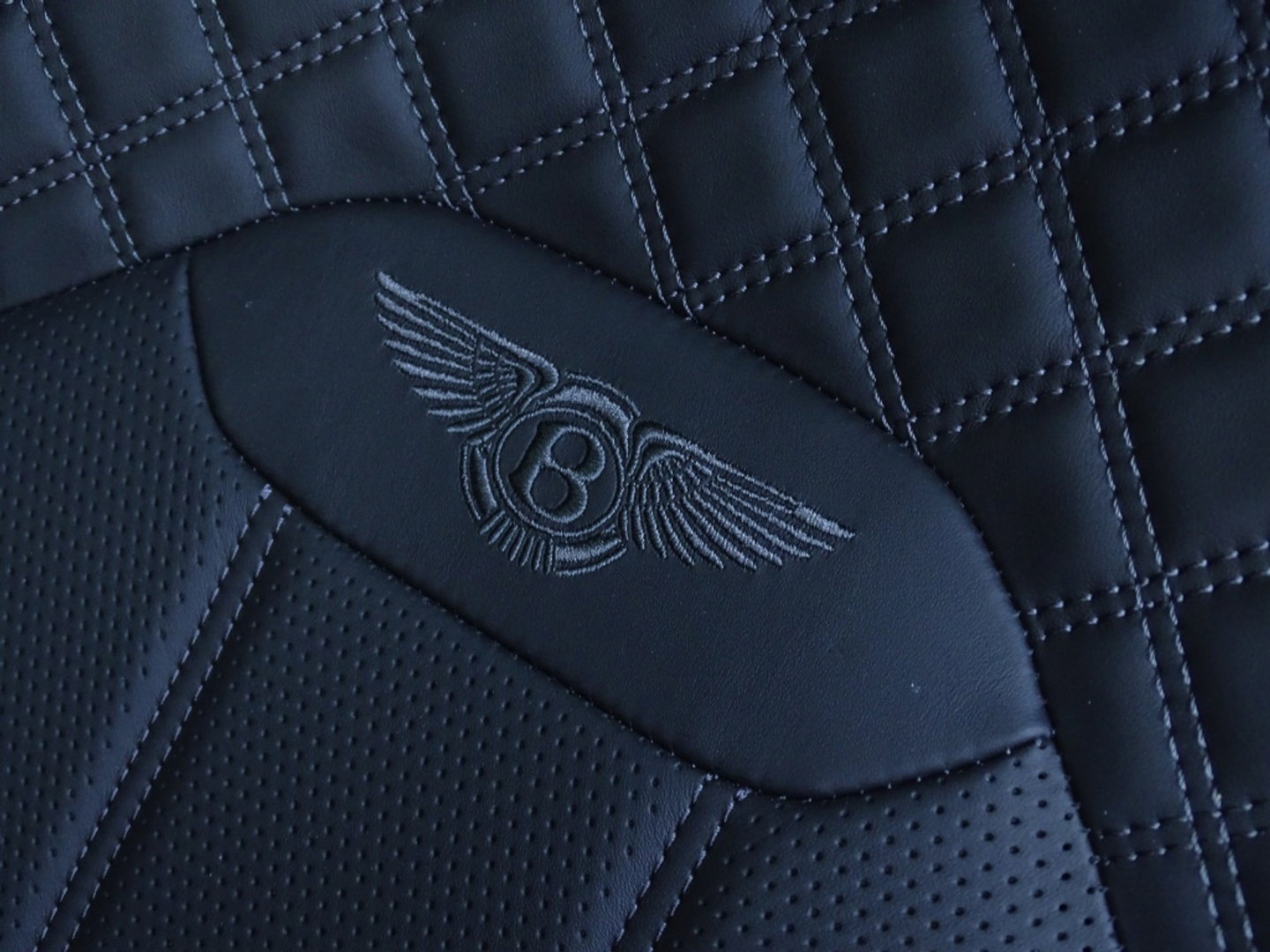 Bentley Bentayga 4.0 V8 550PK TwinTurbo / NAIM / diamanten / carbon / 22'' black
