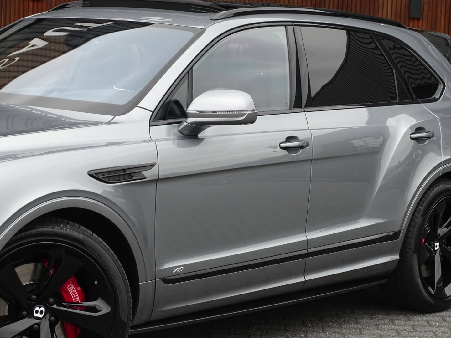 Bentley Bentayga 4.0 V8 550PK TwinTurbo / NAIM / diamanten / carbon / 22'' black