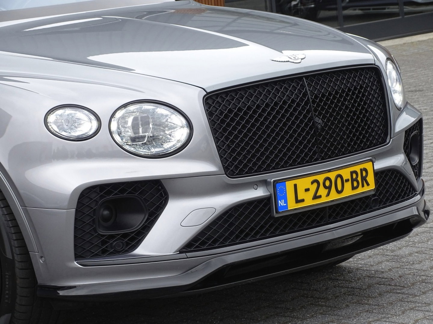Bentley Bentayga 4.0 V8 550PK TwinTurbo / NAIM / diamanten / carbon / 22'' black
