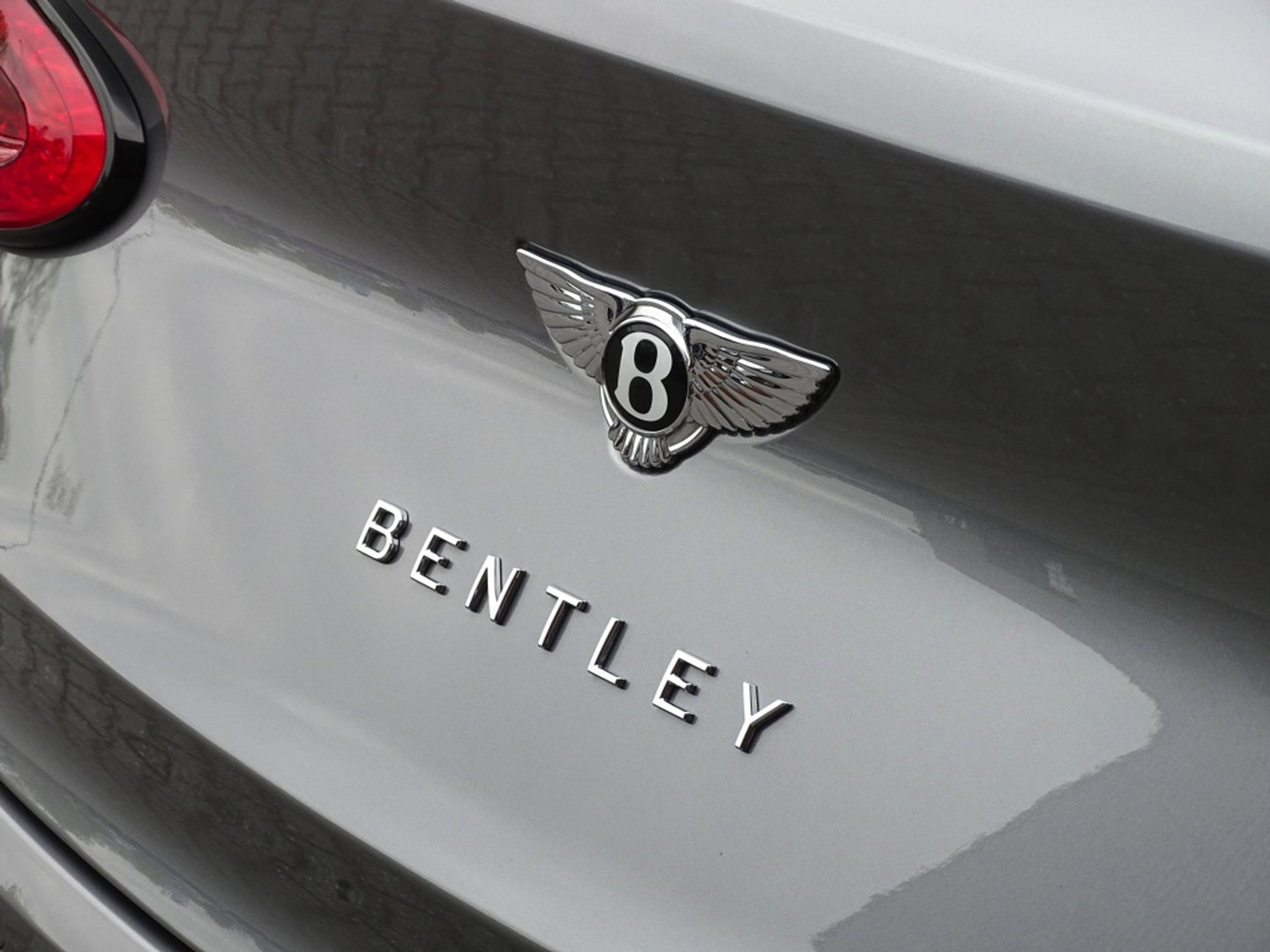 Bentley Bentayga 4.0 V8 550PK TwinTurbo / NAIM / diamanten / carbon / 22'' black