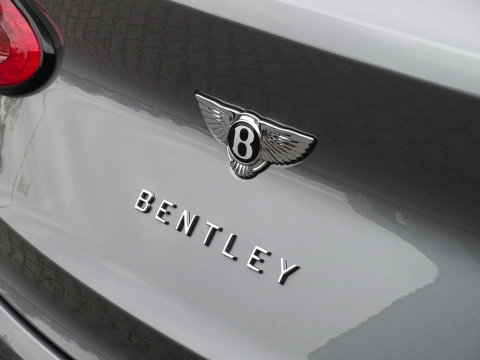 Bentley Bentayga 4.0 V8 550PK TwinTurbo / NAIM / diamanten / carbon / 22'' black