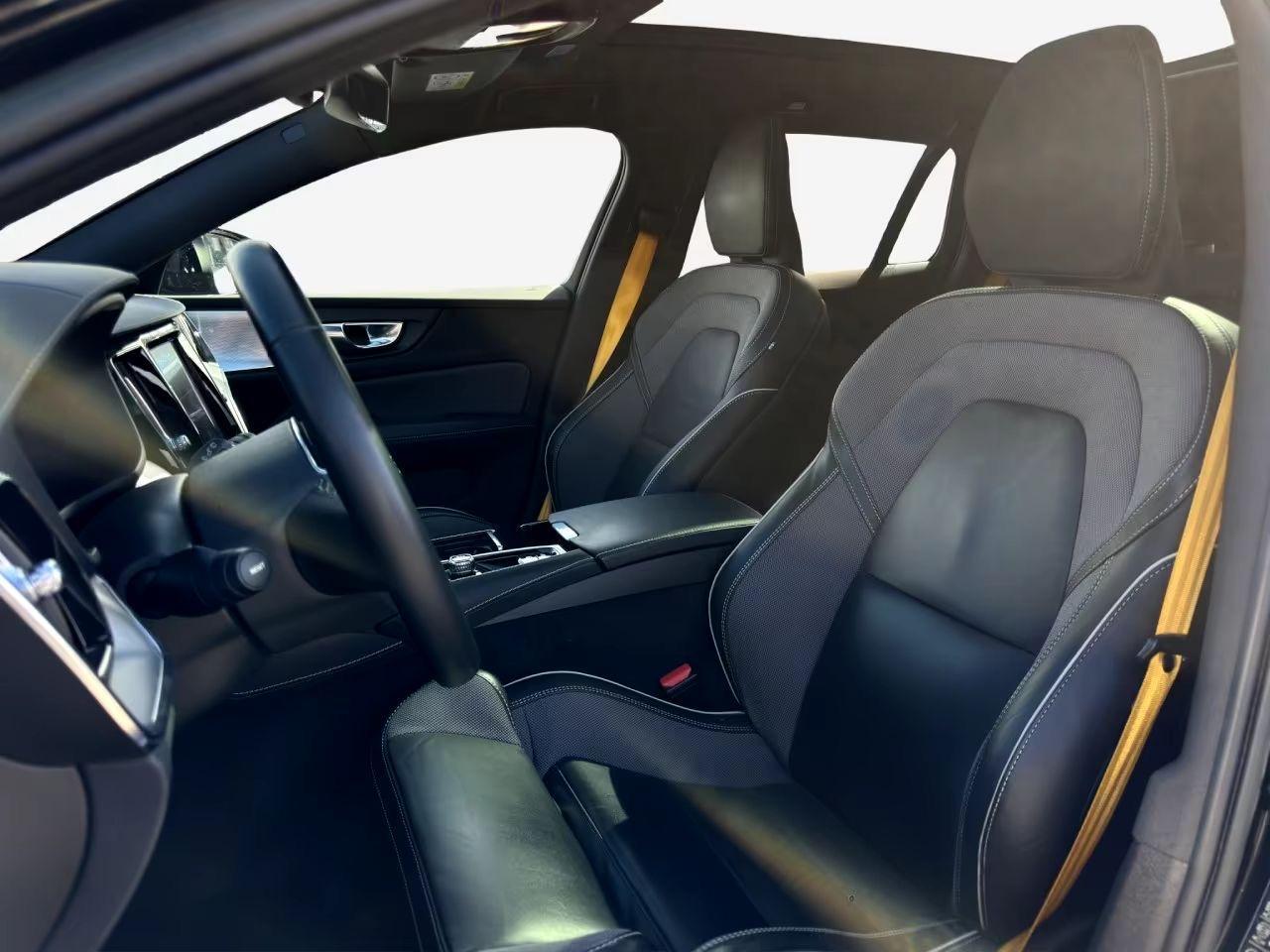 Volvo V60 2.0 T8 Plug-in hybrid AWD Polestar Engineered B&W