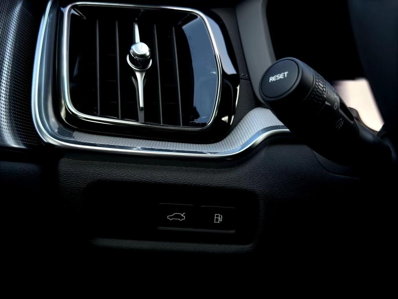 Volvo V60 2.0 T8 Plug-in hybrid AWD Polestar Engineered B&W