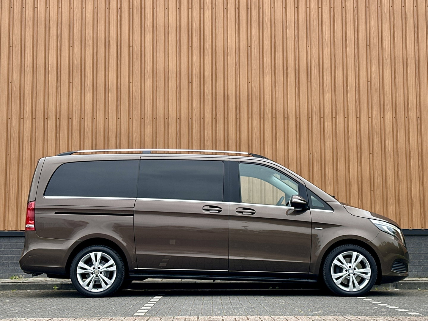 Mercedes-Benz V-Klasse 250 BlueTEC Lang DC Avantgarde Edition | Luchtvering | 5 Persoons | LED | Elektrische Schuifdeuren | Sfeerverlichting | Trekhaak | Airconditioning |