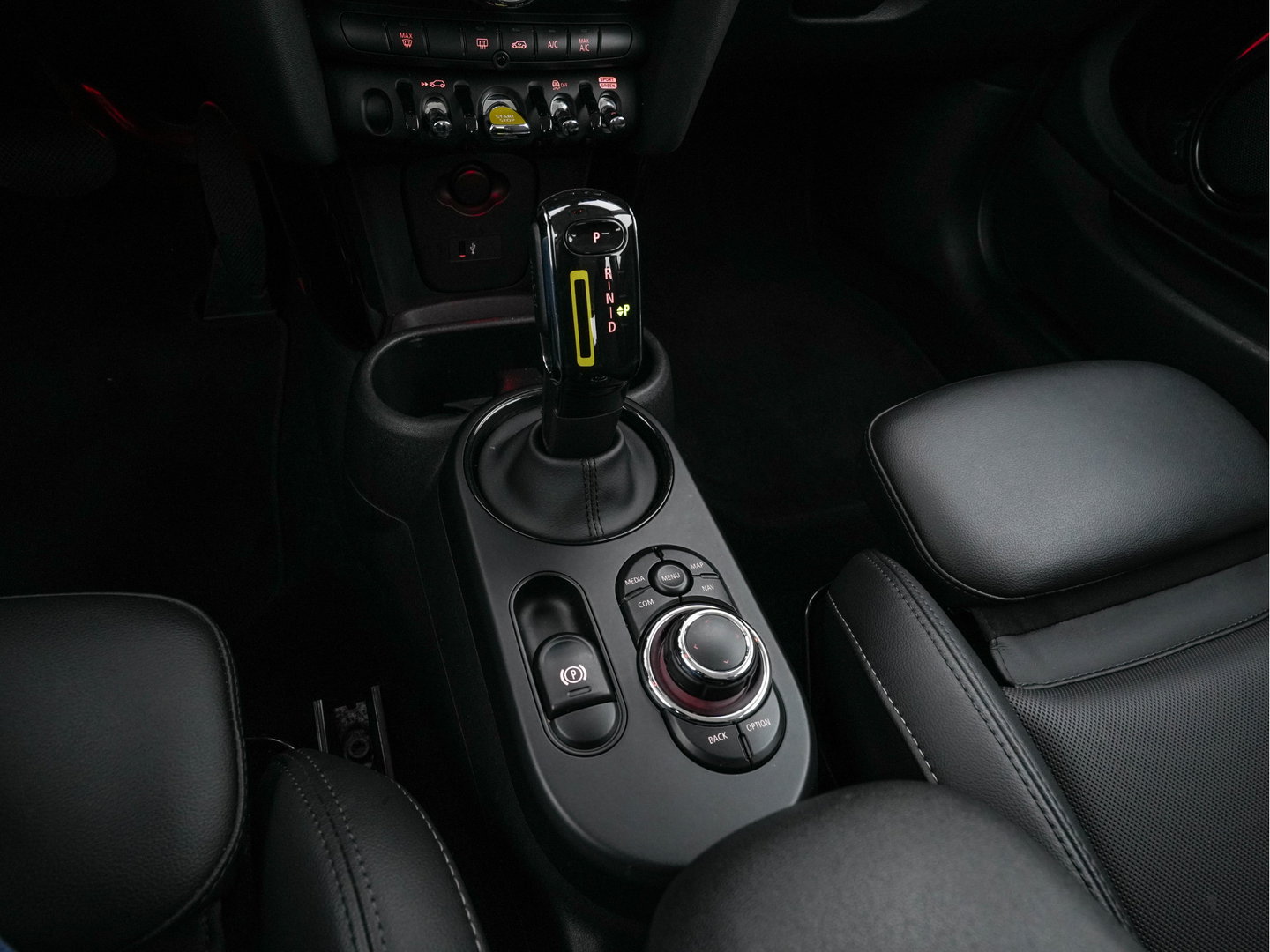 MINI Mini Electric Business Edition 33 kWh [ 3-Fase-11kW ] {SOH-100%} (INCL-BTW) Aut. *LEATHER | FULL-LED | KEYLESS | SPORTSEATS | NAVI-FULLMAP | ECC | AMBIENTLIGHT | DAB | DIGI-COCKPIT | PDC | 17"ALU*
