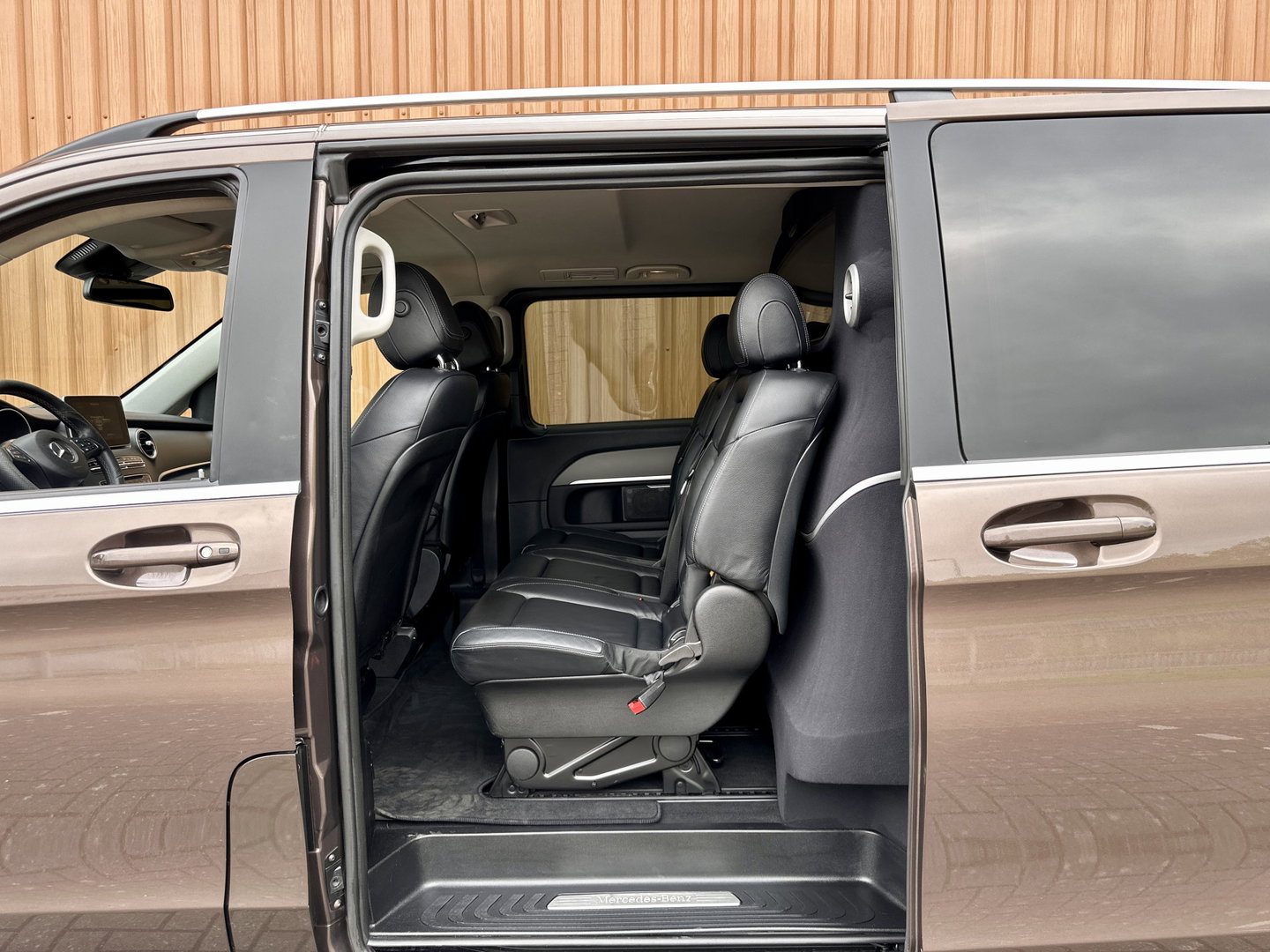Mercedes-Benz V-Klasse 250 BlueTEC Lang DC Avantgarde Edition | Luchtvering | 5 Persoons | LED | Elektrische Schuifdeuren | Sfeerverlichting | Trekhaak | Airconditioning |
