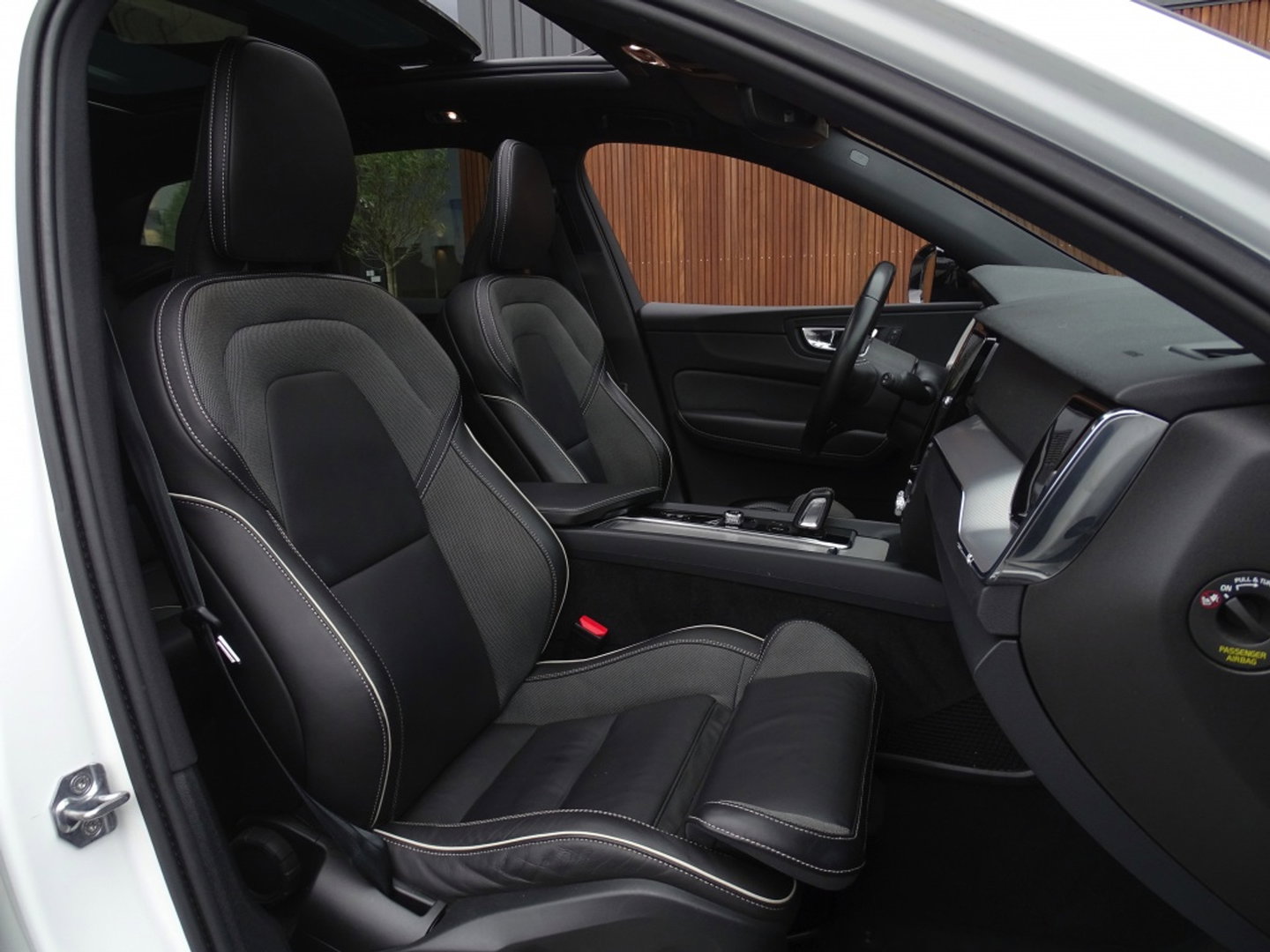 Volvo XC60 T6 310PK AWD Recharge / R-Design / panaroma / LED