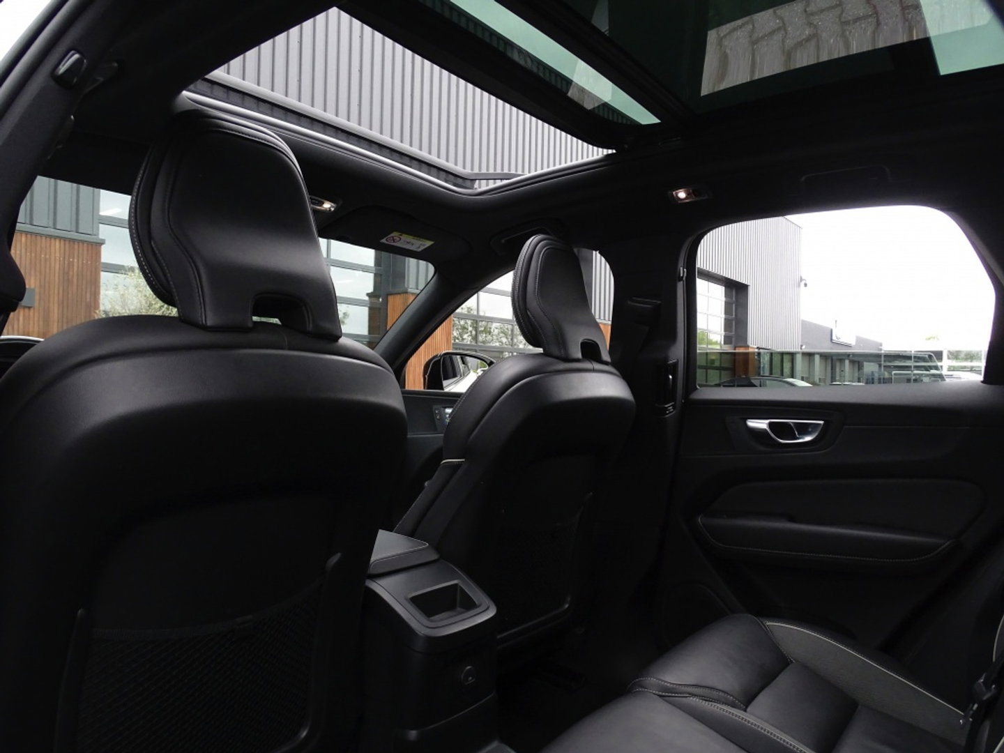 Volvo XC60 T6 310PK AWD Recharge / R-Design / panaroma / LED