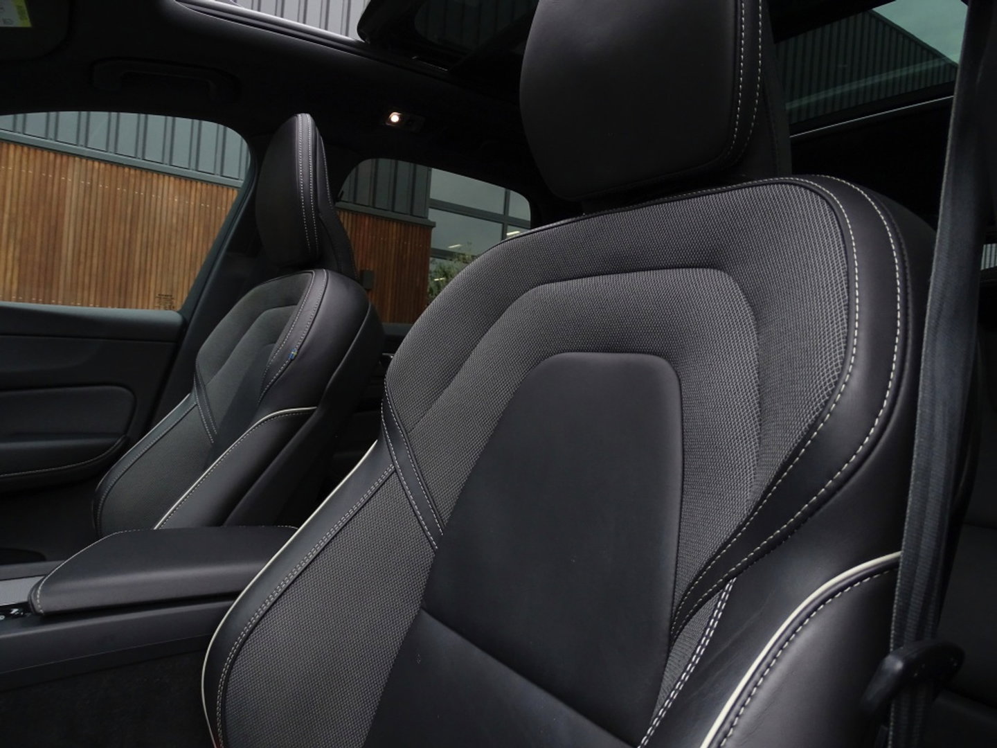 Volvo XC60 T6 310PK AWD Recharge / R-Design / panaroma / LED