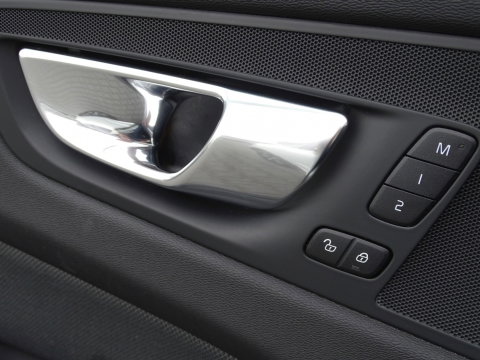 Volvo XC60 T6 310PK AWD Recharge / R-Design / panaroma / LED
