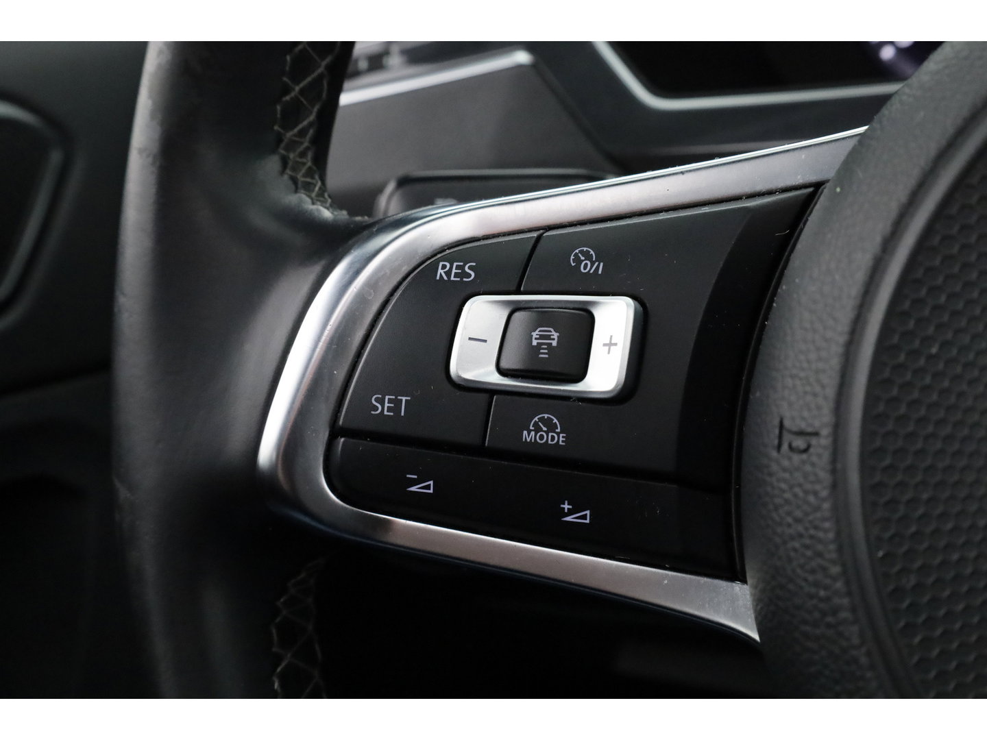 Volkswagen Tiguan 2.0 TSI 4Motion R-Line DSG 220pk! | Pano | 360cam | Elek. Trekhaak | Adapt. Cruise | Stoelverw. | 20'' | Digi. Dashboard