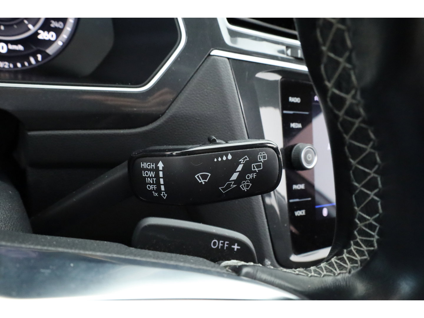 Volkswagen Tiguan 2.0 TSI 4Motion R-Line DSG 220pk! | Pano | 360cam | Elek. Trekhaak | Adapt. Cruise | Stoelverw. | 20'' | Digi. Dashboard