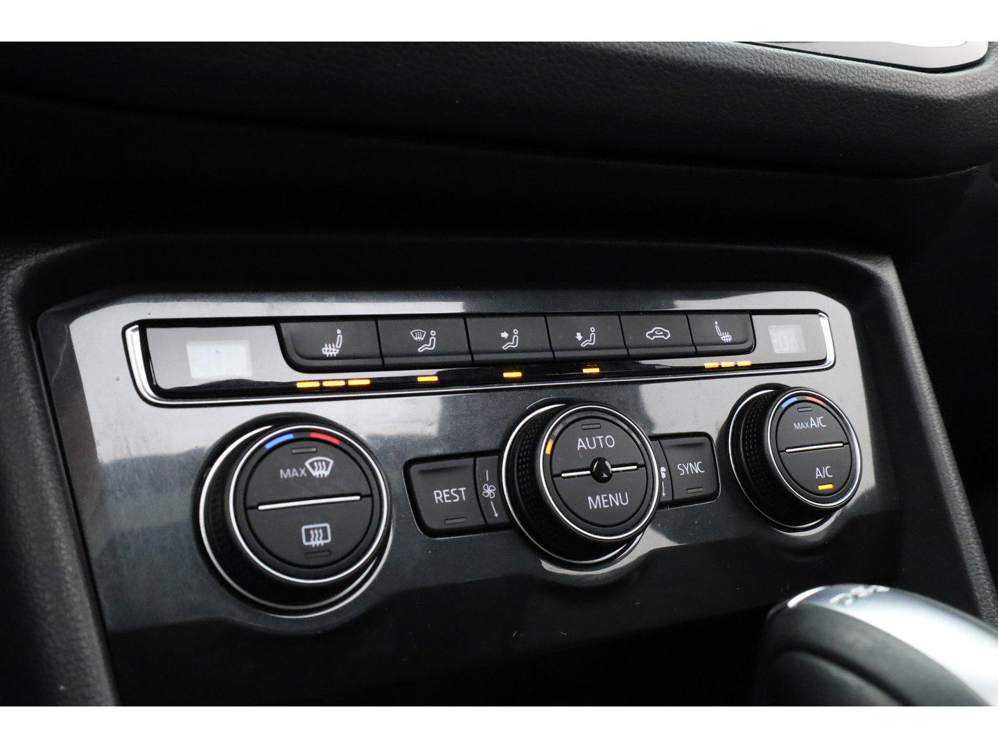 Volkswagen Tiguan 2.0 TSI 4Motion R-Line DSG 220pk! | Pano | 360cam | Elek. Trekhaak | Adapt. Cruise | Stoelverw. | 20'' | Digi. Dashboard