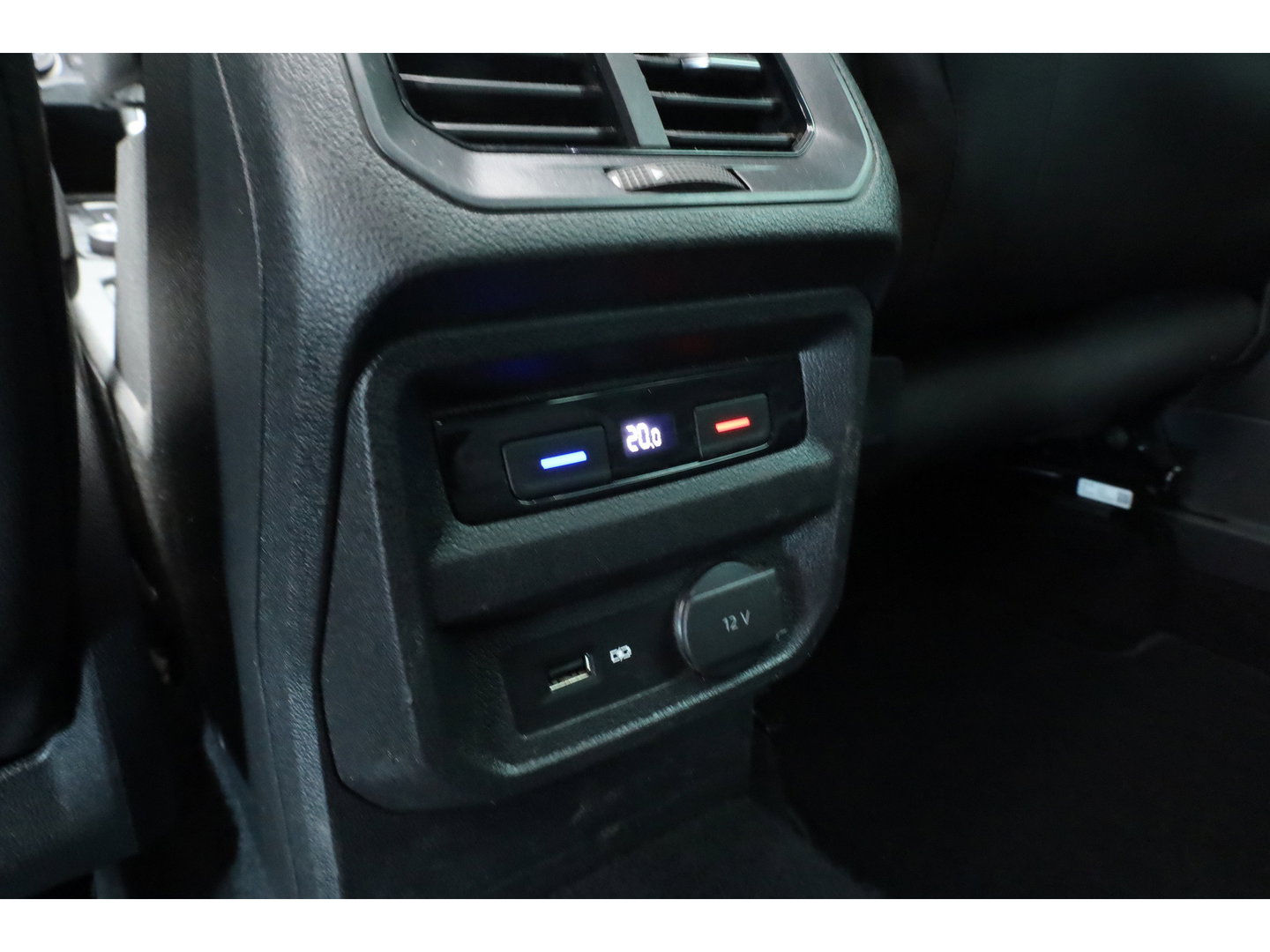 Volkswagen Tiguan 2.0 TSI 4Motion R-Line DSG 220pk! | Pano | 360cam | Elek. Trekhaak | Adapt. Cruise | Stoelverw. | 20'' | Digi. Dashboard