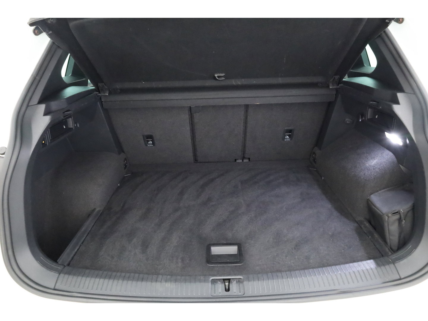 Volkswagen Tiguan 2.0 TSI 4Motion R-Line DSG 220pk! | Pano | 360cam | Elek. Trekhaak | Adapt. Cruise | Stoelverw. | 20'' | Digi. Dashboard