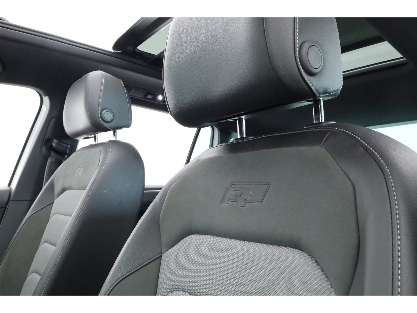 Volkswagen Tiguan 2.0 TSI 4Motion R-Line DSG 220pk! | Pano | 360cam | Elek. Trekhaak | Adapt. Cruise | Stoelverw. | 20'' | Digi. Dashboard