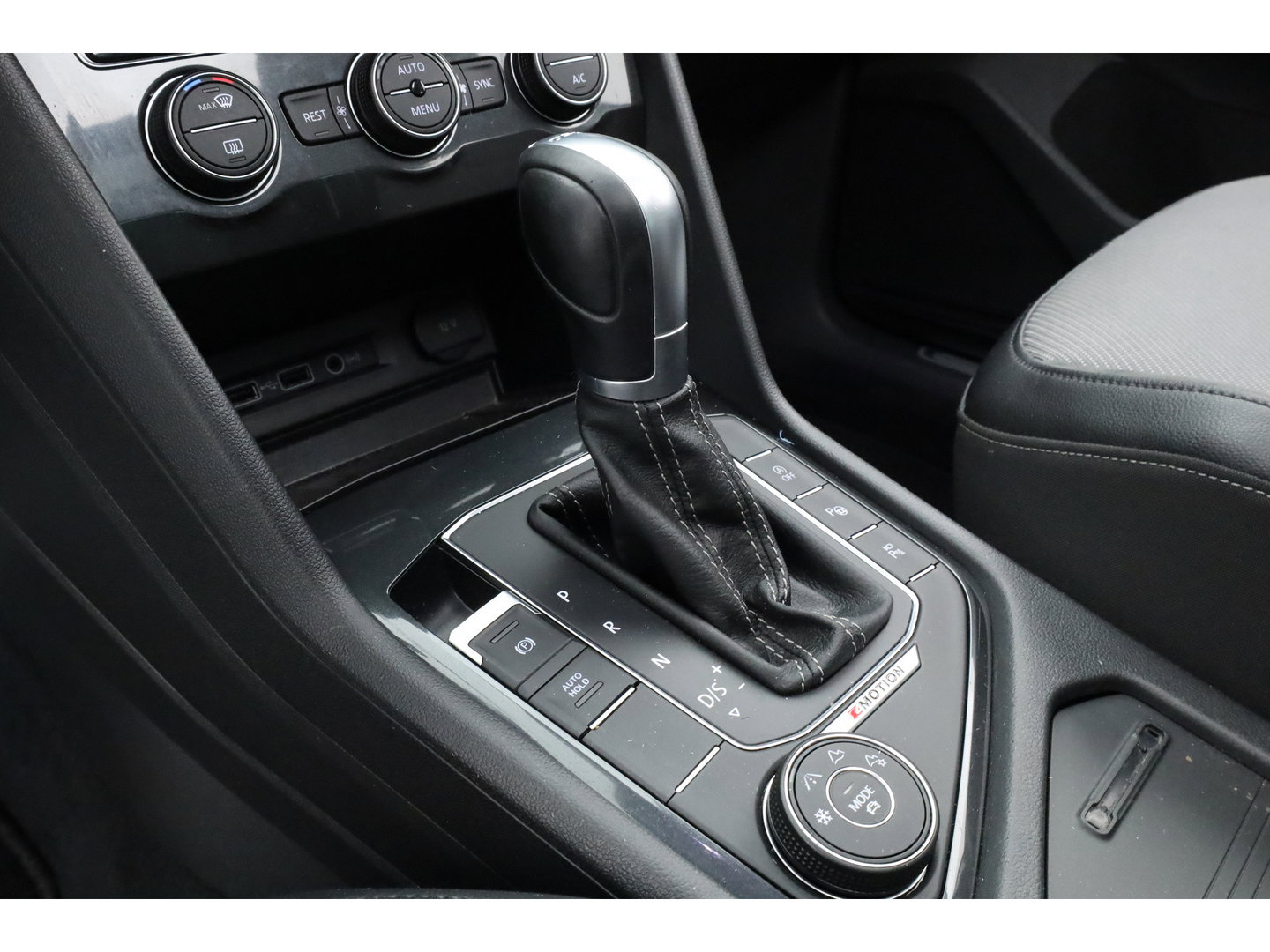 Volkswagen Tiguan 2.0 TSI 4Motion R-Line DSG 220pk! | Pano | 360cam | Elek. Trekhaak | Adapt. Cruise | Stoelverw. | 20'' | Digi. Dashboard