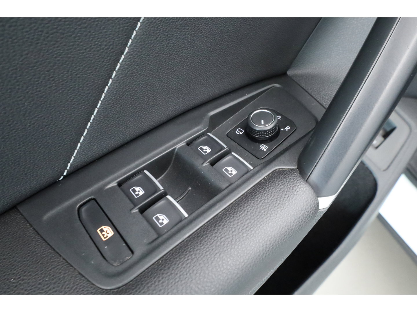 Volkswagen Tiguan 2.0 TSI 4Motion R-Line DSG 220pk! | Pano | 360cam | Elek. Trekhaak | Adapt. Cruise | Stoelverw. | 20'' | Digi. Dashboard