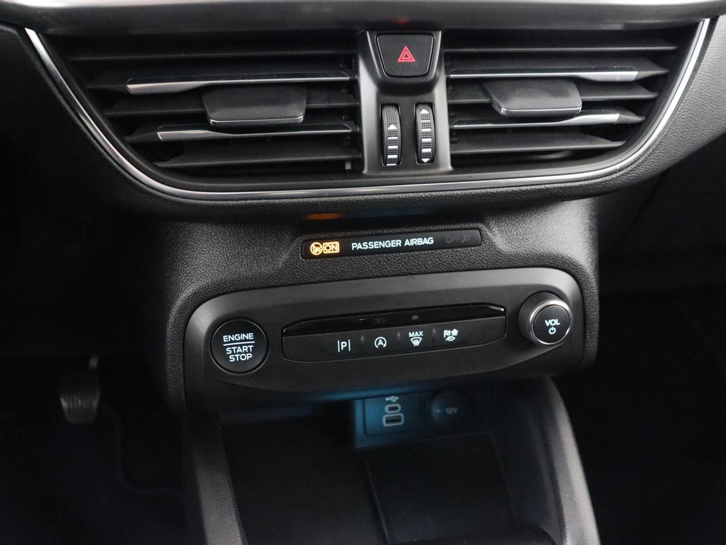Ford Focus 1.0 EcoBoost Hybrid Titanium | Origineel NL | Carplay | Keyless | Navigatie | Climate control | Cruise control | Bluetooth | Full LED | Parkeerhulp | 38.100km NAP