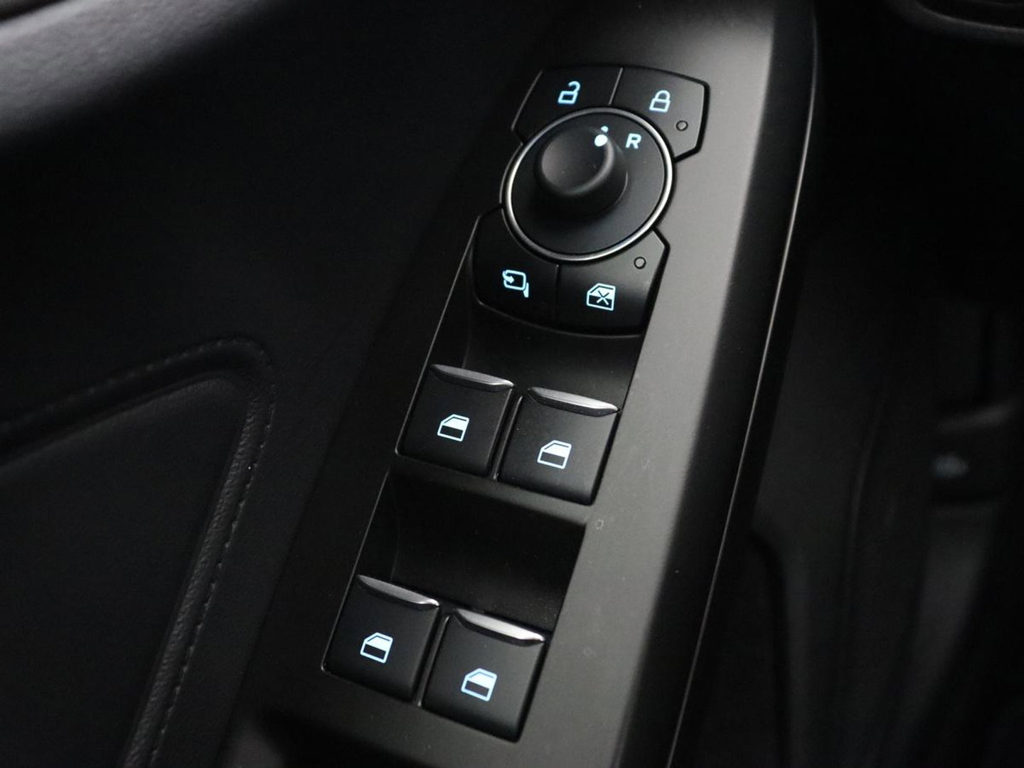 Ford Focus 1.0 EcoBoost Hybrid Titanium | Origineel NL | Carplay | Keyless | Navigatie | Climate control | Cruise control | Bluetooth | Full LED | Parkeerhulp | 38.100km NAP