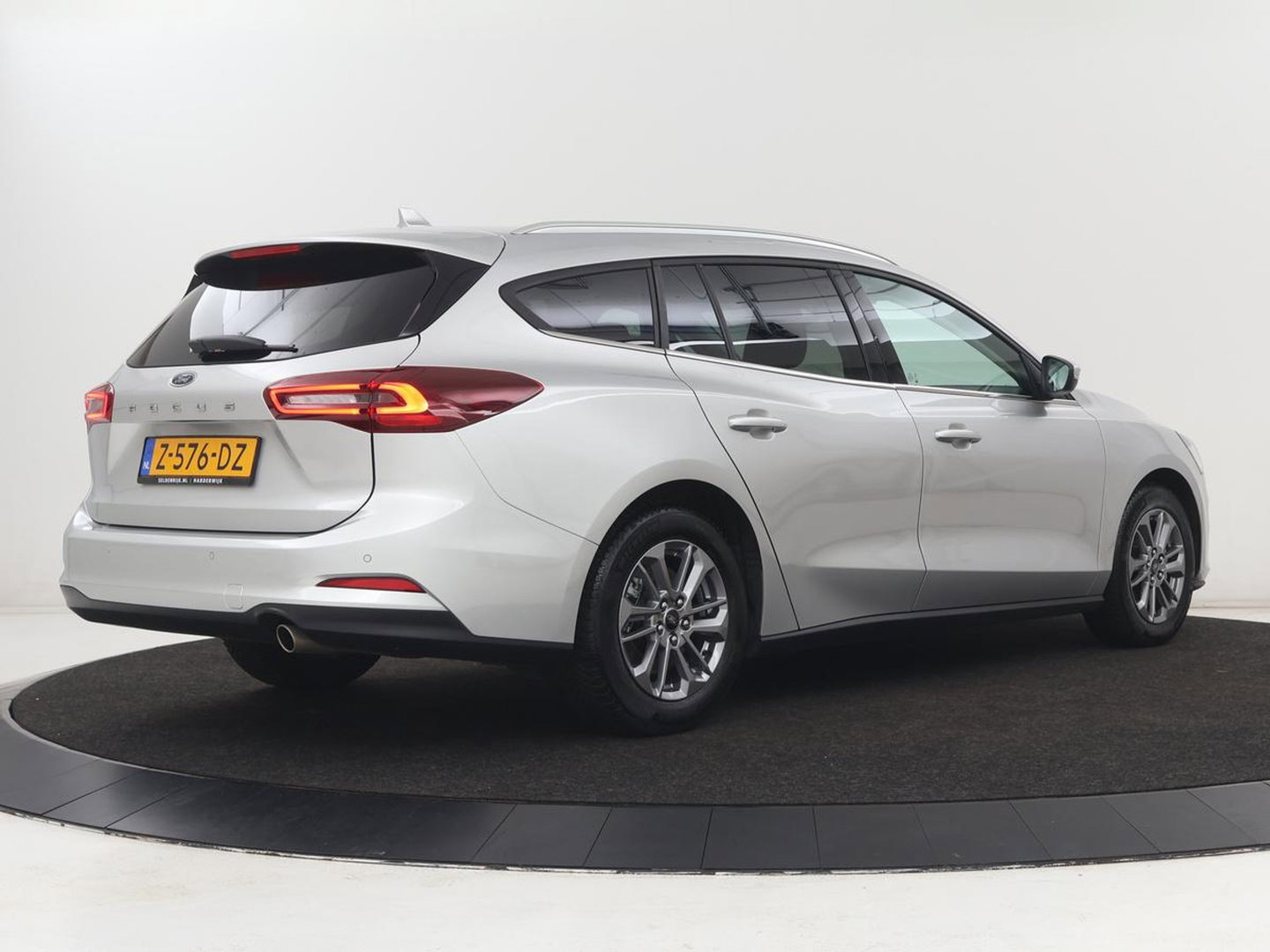 Ford Focus 1.0 EcoBoost Hybrid Titanium | Origineel NL | Carplay | Keyless | Navigatie | Climate control | Cruise control | Bluetooth | Full LED | Parkeerhulp | 38.100km NAP