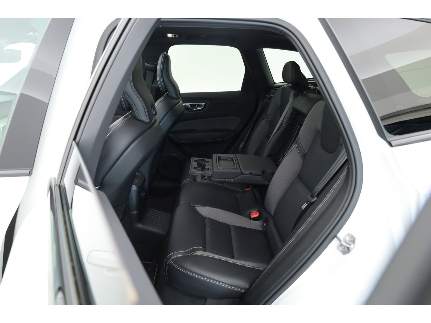 Volvo XC60 2.0 Recharge T6 AWD R-Design | Pano| H&K Audio | Blis | ACC | 360 Camera | Head up | stoel 4 & stuur verw. |