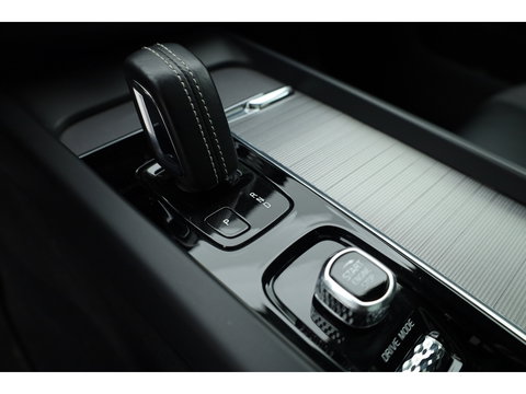 Volvo XC60 2.0 Recharge T6 AWD R-Design | Pano| H&K Audio | Blis | ACC | 360 Camera | Head up | stoel 4 & stuur verw. |