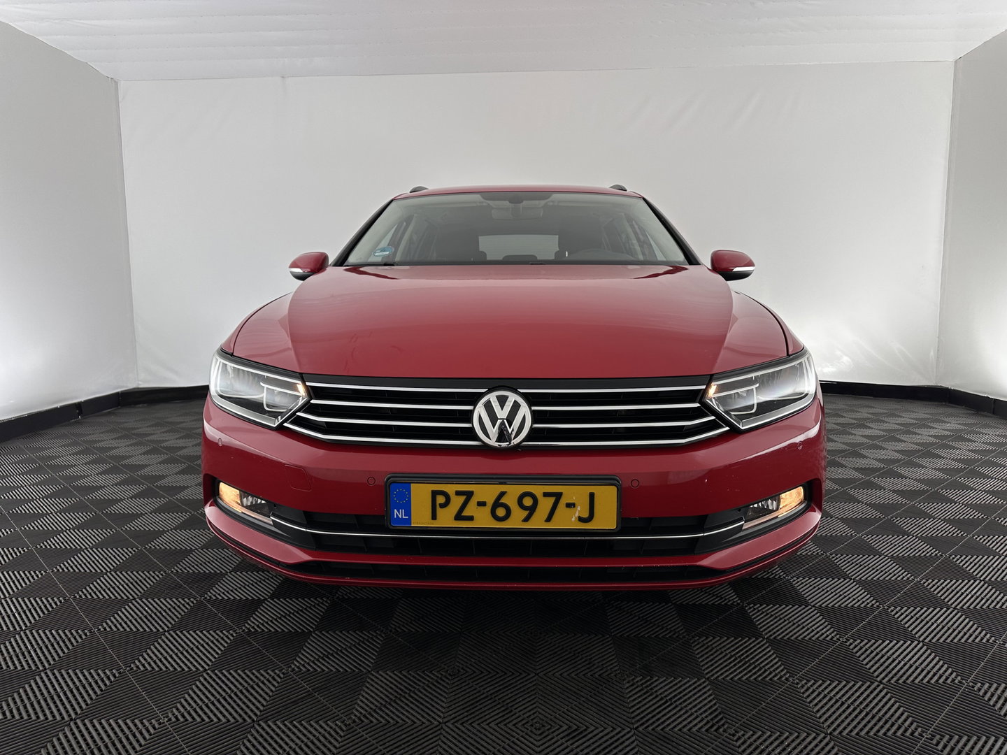 Volkswagen Passat Variant 1.6 TDI Connected Series Plus Aut. *ADAPTIVE-CRUISE | NAVI-FULLMAP | HEATED-COMFORTSEATS | PRIVACY-GLASS | SHIFT-PADDLES | ECC | PDC | 18''ALU*