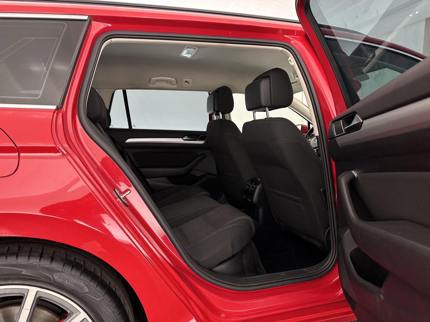 Volkswagen Passat Variant 1.6 TDI Connected Series Plus Aut. *ADAPTIVE-CRUISE | NAVI-FULLMAP | HEATED-COMFORTSEATS | PRIVACY-GLASS | SHIFT-PADDLES | ECC | PDC | 18''ALU*