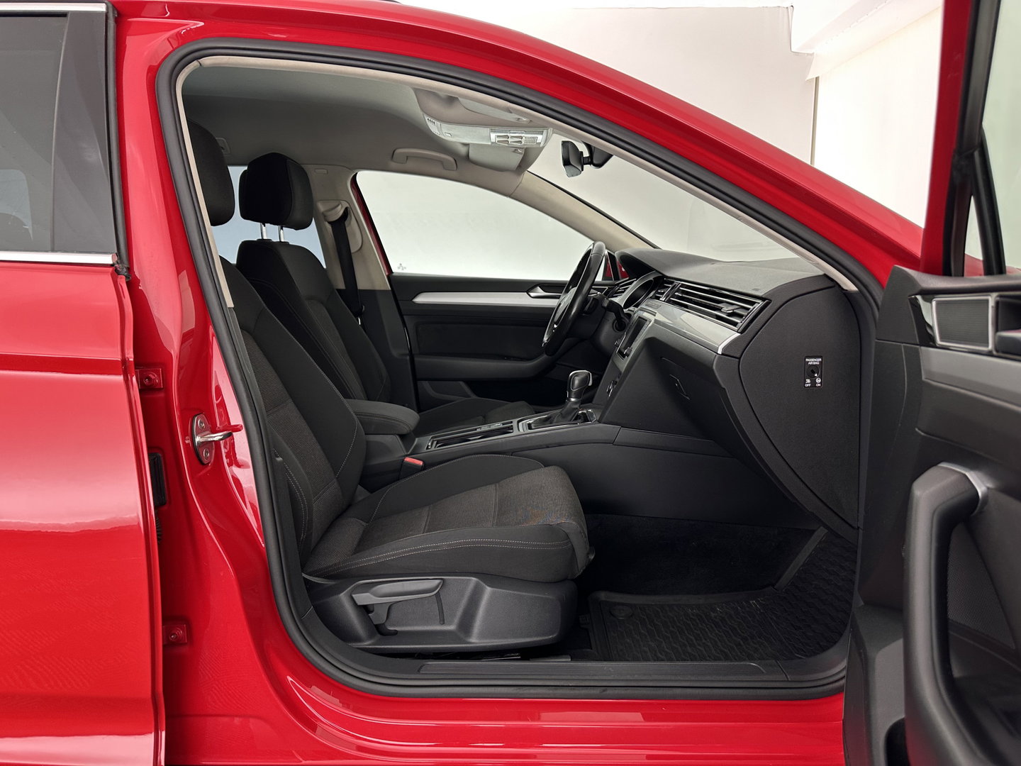 Volkswagen Passat Variant 1.6 TDI Connected Series Plus Aut. *ADAPTIVE-CRUISE | NAVI-FULLMAP | HEATED-COMFORTSEATS | PRIVACY-GLASS | SHIFT-PADDLES | ECC | PDC | 18''ALU*