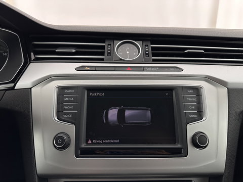 Volkswagen Passat Variant 1.6 TDI Connected Series Plus Aut. *ADAPTIVE-CRUISE | NAVI-FULLMAP | HEATED-COMFORTSEATS | PRIVACY-GLASS | SHIFT-PADDLES | ECC | PDC | 18''ALU*