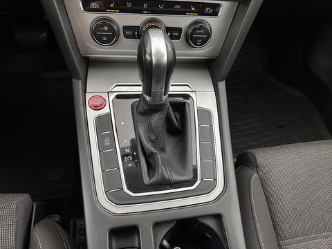 Volkswagen Passat Variant 1.6 TDI Connected Series Plus Aut. *ADAPTIVE-CRUISE | NAVI-FULLMAP | HEATED-COMFORTSEATS | PRIVACY-GLASS | SHIFT-PADDLES | ECC | PDC | 18''ALU*