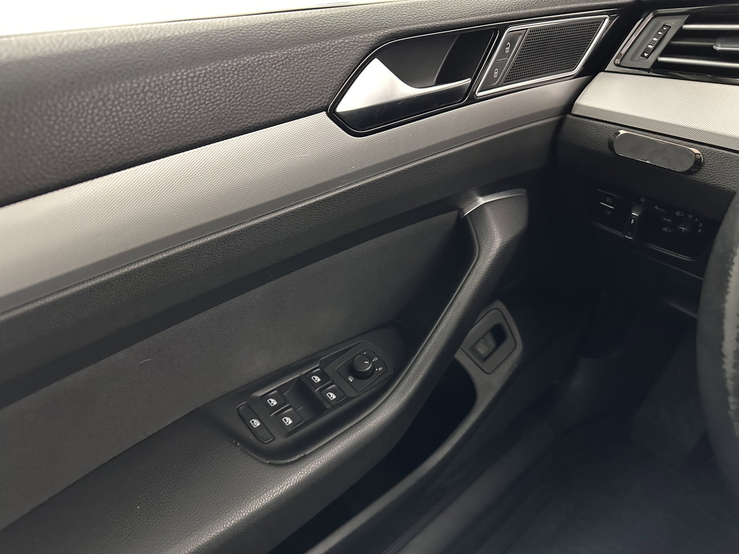 Volkswagen Passat Variant 1.6 TDI Connected Series Plus Aut. *ADAPTIVE-CRUISE | NAVI-FULLMAP | HEATED-COMFORTSEATS | PRIVACY-GLASS | SHIFT-PADDLES | ECC | PDC | 18''ALU*
