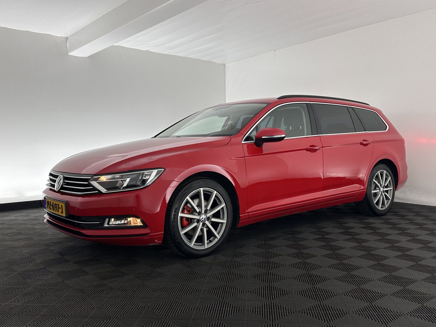 Volkswagen Passat Variant 1.6 TDI Connected Series Plus Aut. *ADAPTIVE-CRUISE | NAVI-FULLMAP | HEATED-COMFORTSEATS | PRIVACY-GLASS | SHIFT-PADDLES | ECC | PDC | 18''ALU*