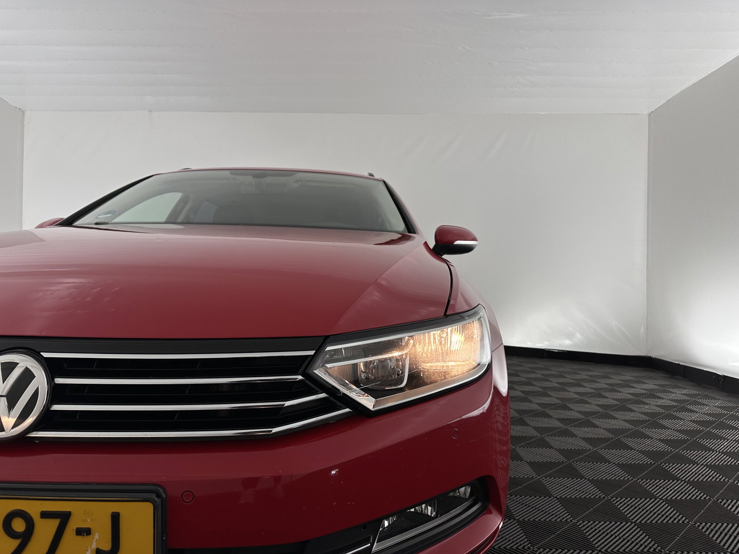 Volkswagen Passat Variant 1.6 TDI Connected Series Plus Aut. *ADAPTIVE-CRUISE | NAVI-FULLMAP | HEATED-COMFORTSEATS | PRIVACY-GLASS | SHIFT-PADDLES | ECC | PDC | 18''ALU*