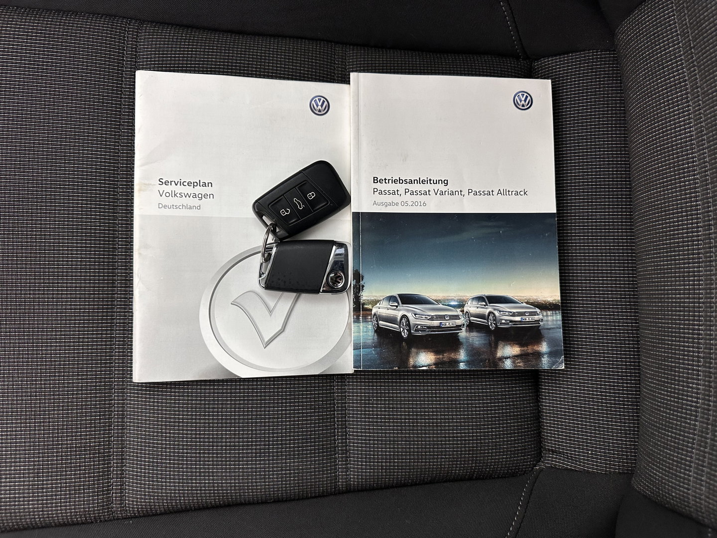 Volkswagen Passat Variant 1.6 TDI Connected Series Plus Aut. *ADAPTIVE-CRUISE | NAVI-FULLMAP | HEATED-COMFORTSEATS | PRIVACY-GLASS | SHIFT-PADDLES | ECC | PDC | 18''ALU*
