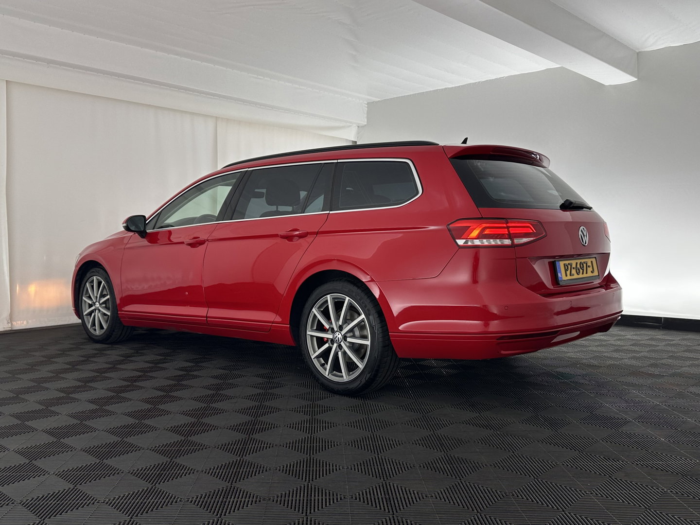 Volkswagen Passat Variant 1.6 TDI Connected Series Plus Aut. *ADAPTIVE-CRUISE | NAVI-FULLMAP | HEATED-COMFORTSEATS | PRIVACY-GLASS | SHIFT-PADDLES | ECC | PDC | 18''ALU*