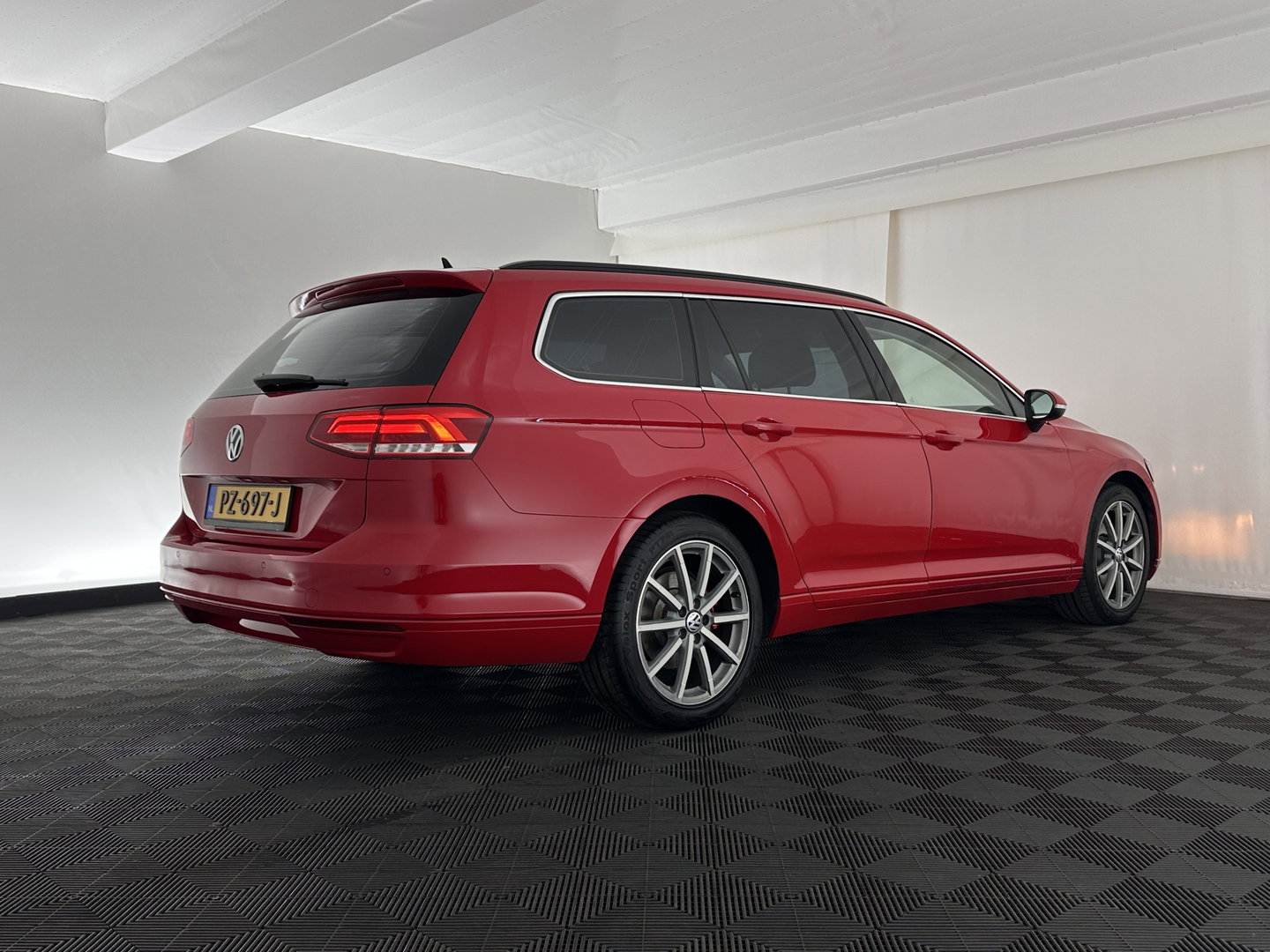 Volkswagen Passat Variant 1.6 TDI Connected Series Plus Aut. *ADAPTIVE-CRUISE | NAVI-FULLMAP | HEATED-COMFORTSEATS | PRIVACY-GLASS | SHIFT-PADDLES | ECC | PDC | 18''ALU*