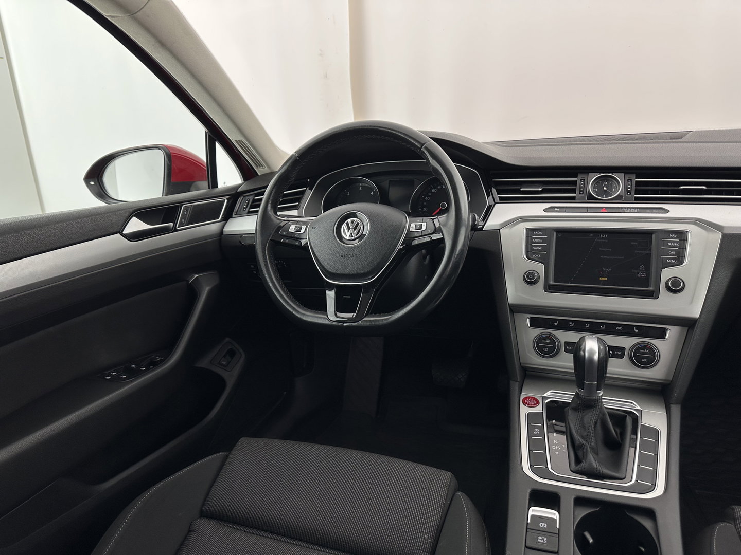 Volkswagen Passat Variant 1.6 TDI Connected Series Plus Aut. *ADAPTIVE-CRUISE | NAVI-FULLMAP | HEATED-COMFORTSEATS | PRIVACY-GLASS | SHIFT-PADDLES | ECC | PDC | 18''ALU*