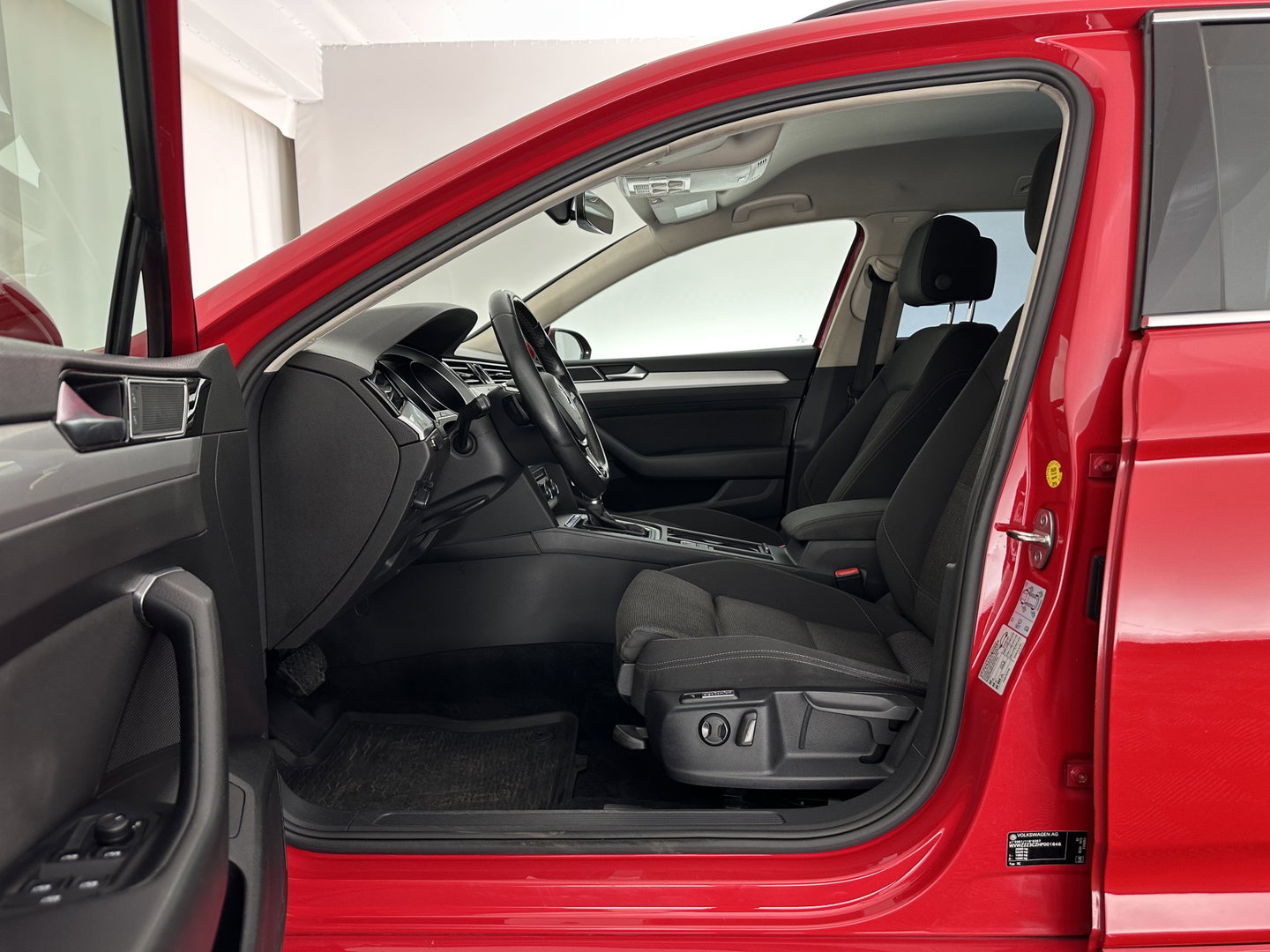 Volkswagen Passat Variant 1.6 TDI Connected Series Plus Aut. *ADAPTIVE-CRUISE | NAVI-FULLMAP | HEATED-COMFORTSEATS | PRIVACY-GLASS | SHIFT-PADDLES | ECC | PDC | 18''ALU*